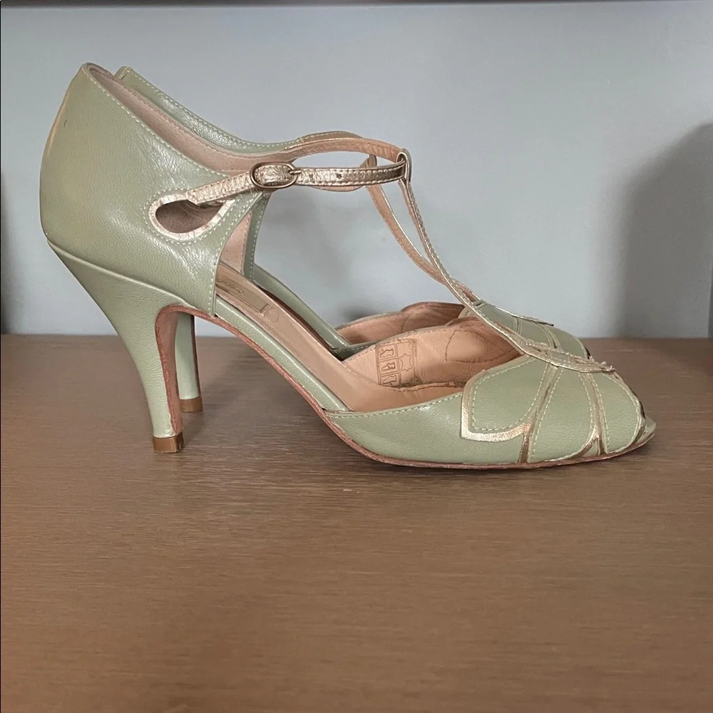 Rachel Simpson elegant strap